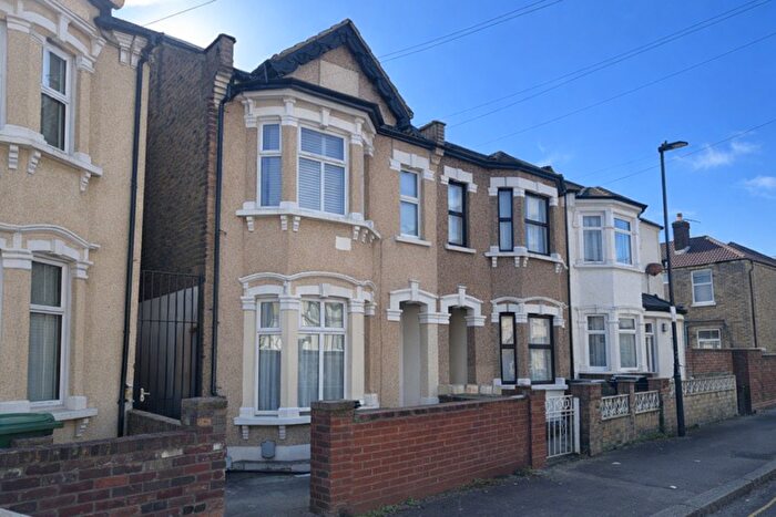 2 Bedroom Flat To Rent In Park Avenue, Barking, IG11