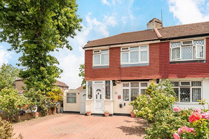 3 Bedroom Property For Sale In Meadway, Surbiton, KT5