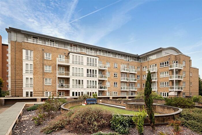 3 Bedroom Flat For Sale In St. Davids Square, Canary Wharf, London, E14