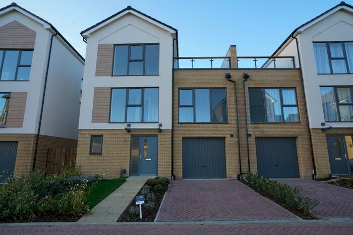 5 Bedroom Terraced House To Rent In Westerly Way, St.Mary`s Island, Chatham, Kent, ME4