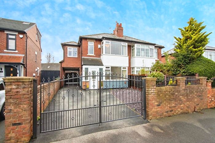 4 Bedroom Semi-Detached House For Sale In The Oval, Leeds, LS14