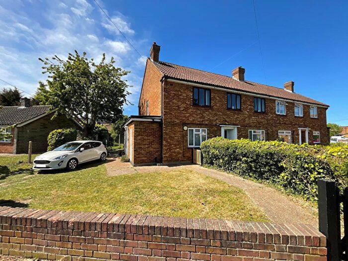 2 Bedroom Maisonette For Sale In Silverdale Drive, Elm Park, Hornchurch, Essex, RM12