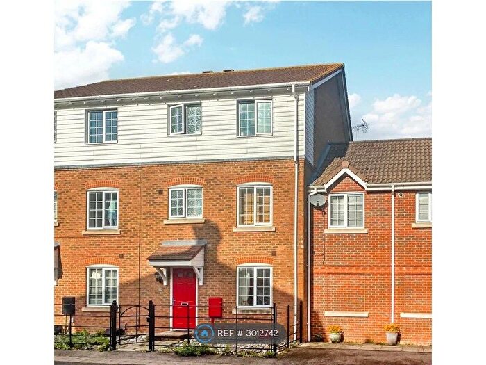 5 Bedroom Terraced House To Rent In Moonstone Square, Sittingbourne, ME10
