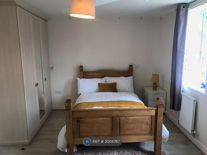 4 Bedroom Semi-Detached House To Rent In Maple Gardens, Leeds, LS6