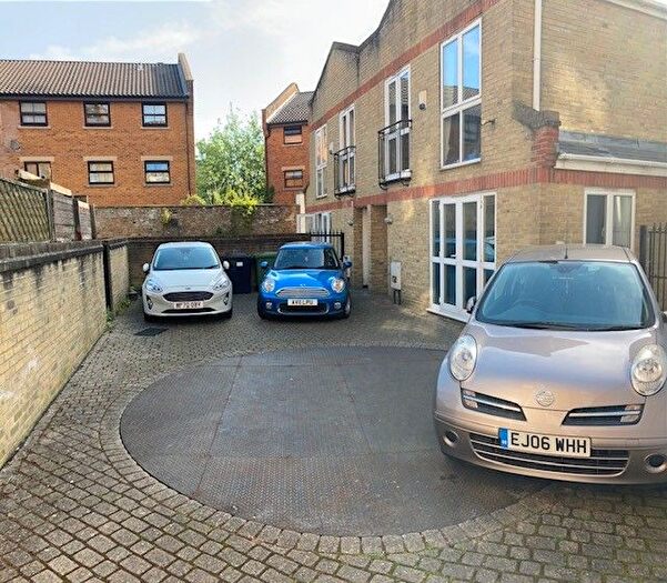 5 Bedroom Semi-Detached House To Rent In Tabley Road, Holloway, Islington, North London, N7