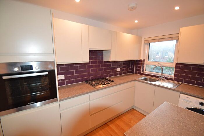 2 Bedroom Flat To Rent In Vineyard Path, London, SW14