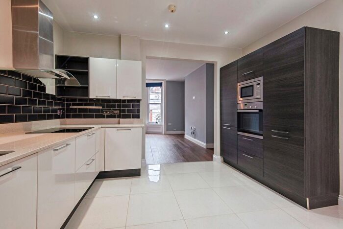 1 Bedroom Flat For Sale In High Street, Hitchin, Hertfordshire, SG5