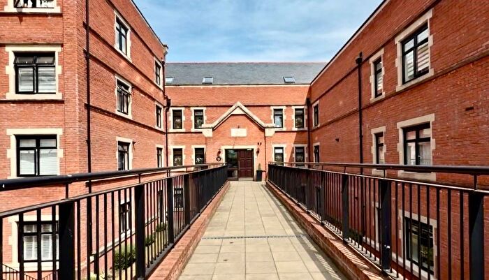 3 Bedroom Flat For Sale In Marlborough Drive, Bushey, WD23