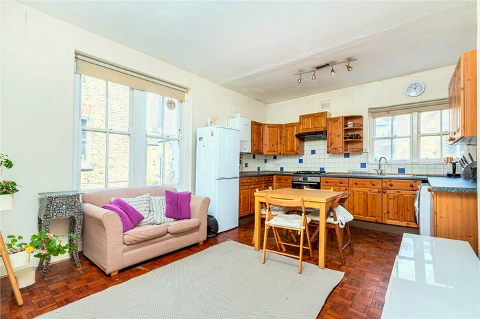 3 Bedroom Flat To Rent In Cato Road, Clapham, London, SW4