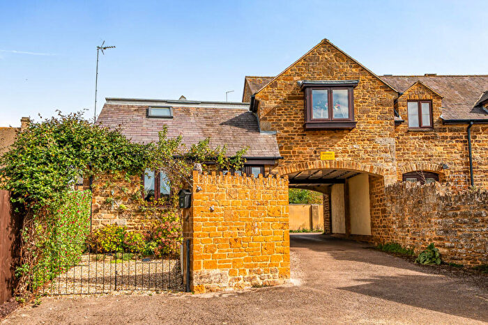 3 Bedroom Coach House For Sale In Home Close, Banbury, OX17