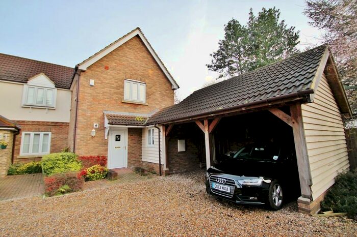 3 Bedroom Semi-Detached House To Rent In Mannock Mews, South Woodford, E18