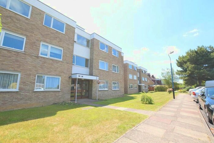 2 Bedroom Flat To Rent In Woodhaven Gardens, Barkingside, Essex, IG6
