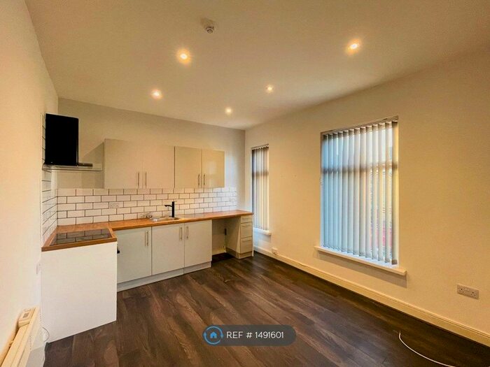 2 Bedroom Flat To Rent In Longden Road, Manchester, M12