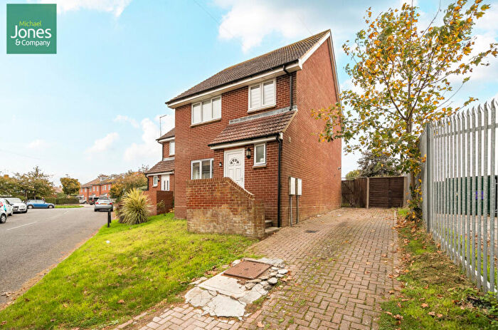 3 Bedroom Semi-Detached House To Rent In Glenavon Mews, Lineside Way, Wick, Littlehampton, BN17