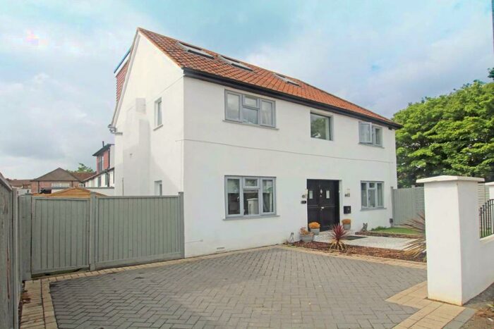 4 Bedroom Detached House To Rent In Beverley Gardens, Worcester Park, KT4
