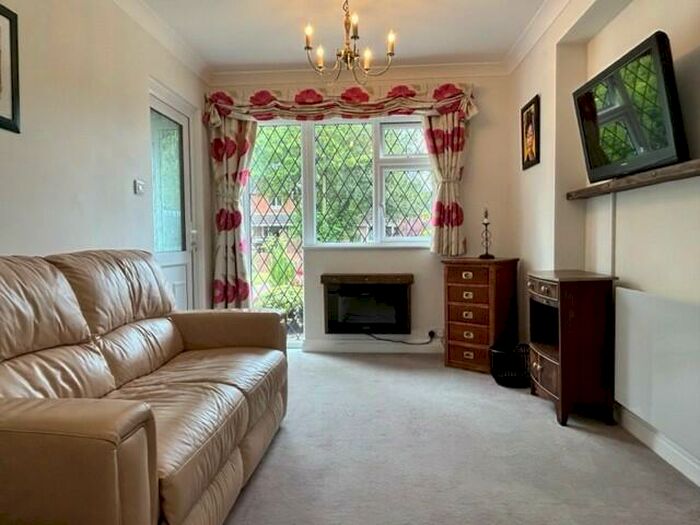 1 Bedroom Ground Flat To Rent In Pelican Road, Pamber Heath, RG26