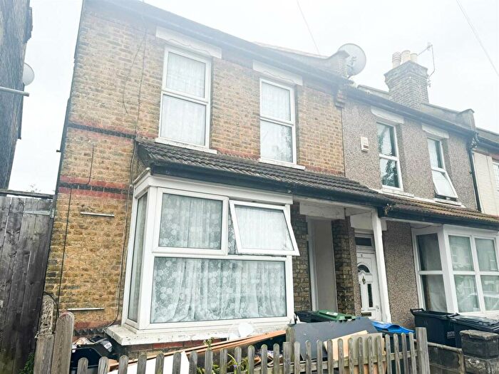 3 Bedroom End Of Terrace House To Rent In Pemdevon Road, Croydon, CR0