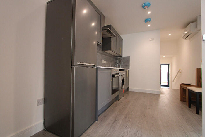 3 Bedroom Flat To Rent In Parkgate Road, London, SW11