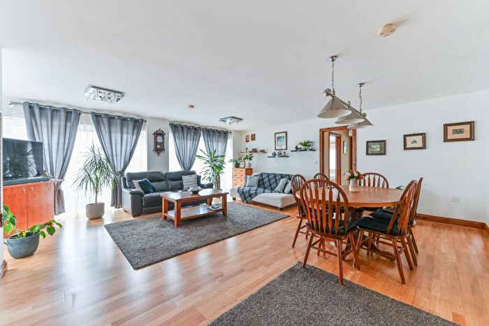 2 Bedroom Flat To Rent In Hayes Lane, Coulsdon, Kenley, CR8