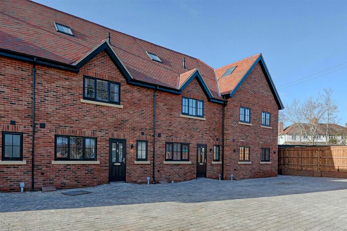 5 Bedroom Property To Rent In Holyrood Crescent, St.Albans, AL1