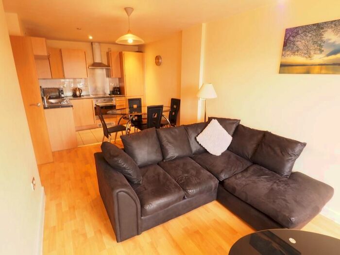 2 Bedroom Flat To Rent In Queens Court, Dock Street, Hull, East Yorkshire, HU1