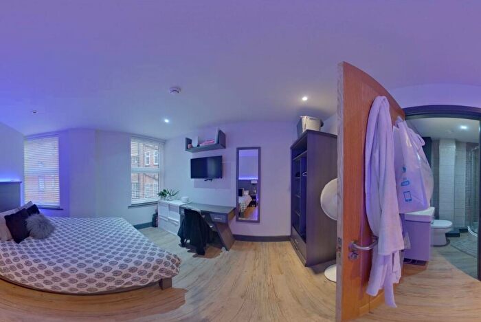 7 Bedroom Apartment To Rent In Hoods Hideout, - Houndsgate, NG1