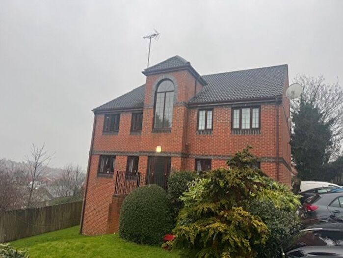 2 Bedroom Flat To Rent In Hanover Court Albert Road Morley, Leeds, LS27