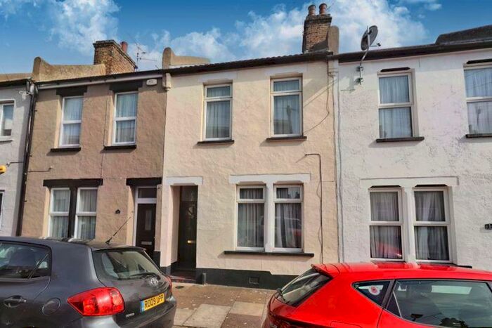 3 Bedroom Terraced House To Rent In Oakleigh Avenue, Southchurch Village, SS1