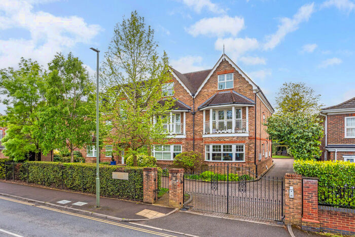 2 Bedroom Flat To Rent In Queensborough House North, Oatlands Chase, Weybridge, KT13