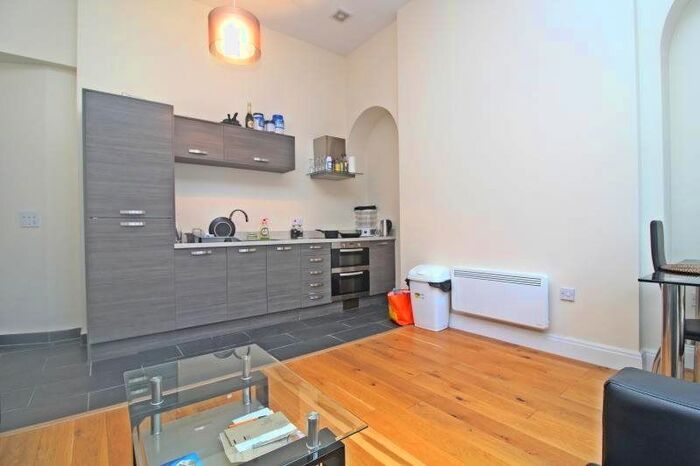 2 Bedroom Flat To Rent In High Street, Newport, Gwent, NP20