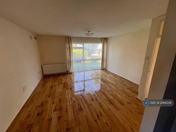 2 Bedroom Flat To Rent In Glengall Road, Woodford Green, IG8