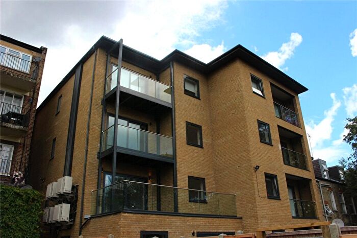 2 Bedroom Apartment For Sale In Brownlow Road, London, N11