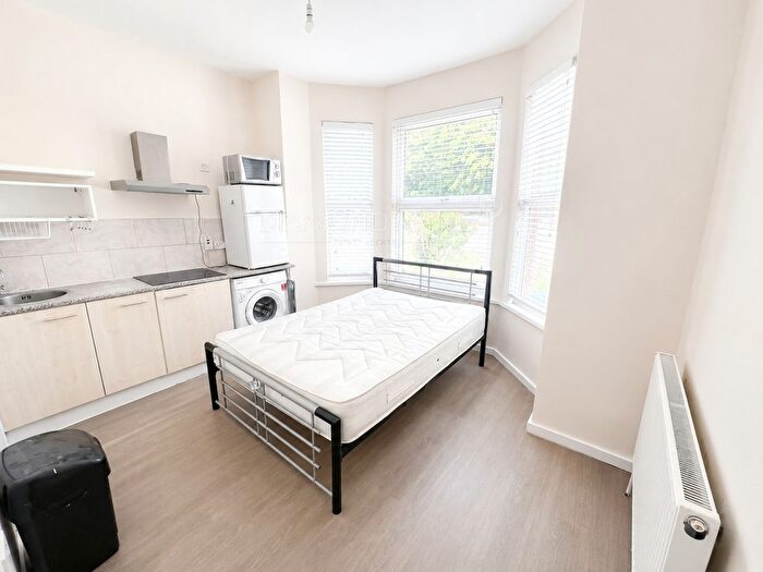 Studio To Rent In Parkside Road, Hounslow, TW3
