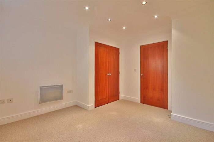 3 Bedroom Flat To Rent In Waterways, Oxford Epc Rating D, OX2