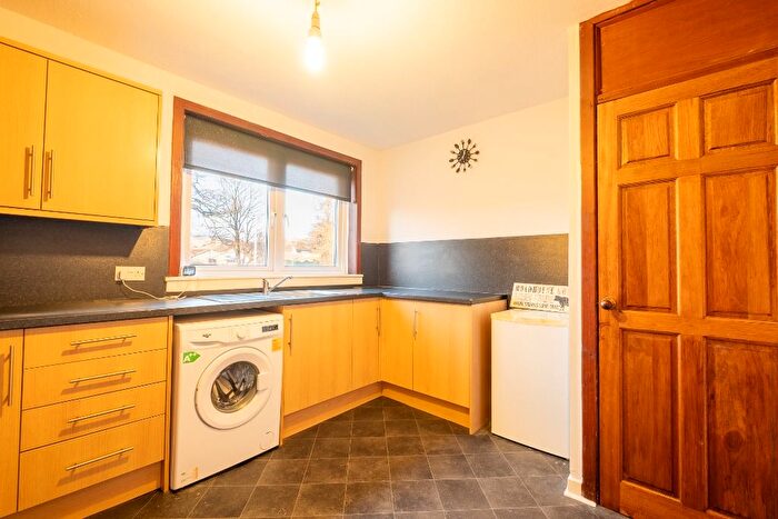 3 Bedroom Flat To Rent In Southampton Place, East End, Dundee, DD4