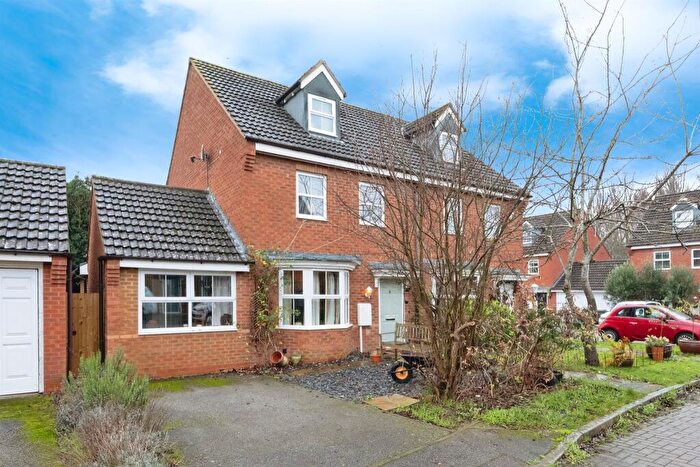 3 Bedroom Semi Detached House For Sale In Rustics Close, Calvert, Buckingham, MK18