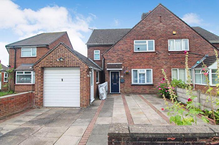 3 Bedroom Semi Detached House For Sale In Harrowden Road, Bedford, MK42