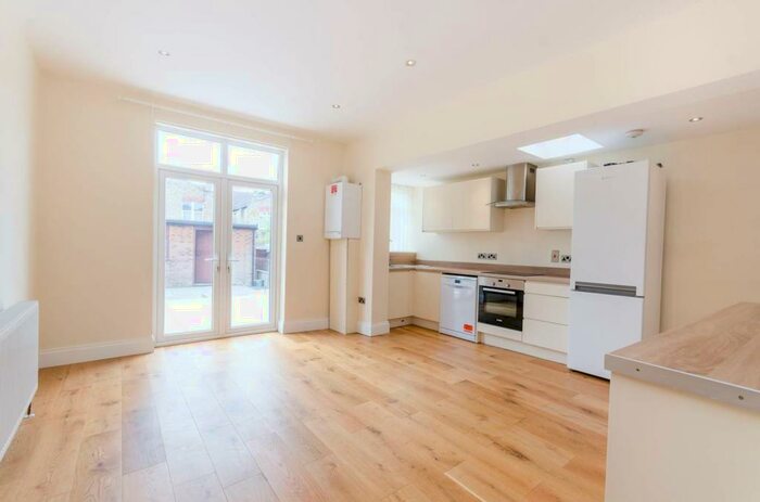 4 Bedroom Terraced House To Rent In Bosworth Road, Bounds Green, London, N11