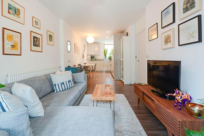 2 Bedroom Apartment To Rent In Leeward Court, Canada Water, SE8