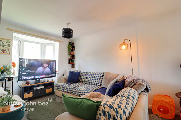 3 Bedroom Semi-Detached House For Sale In Worsdell Close, Crewe, CW2