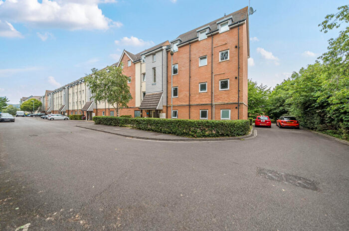 2 Bedroom Flat For Sale In Tudor Crescent, Portsmouth, Hampshire, PO6