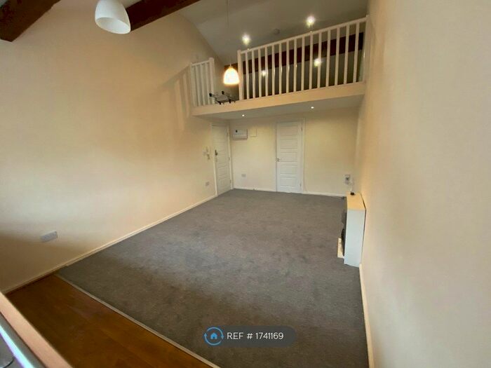 1 Bedroom Flat To Rent In Shamrock House, Pudsey, LS28