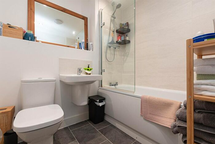 1 Bedroom Flat For Sale In Eyres Drive, Ebbsfleet, Kent, DA10