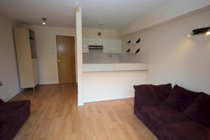 1 Bedroom Flat To Rent In Cotton Avenue, North Acton, W3