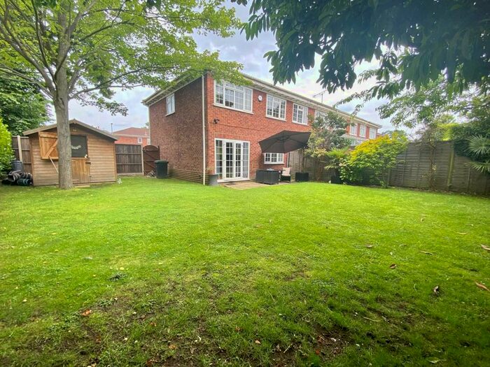 3 Bedroom End Of Terrace House To Rent In Mayfair Close, Surbiton, KT6