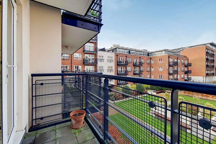2 Bedroom Flat For Sale In Dartmouth House, KT2