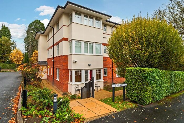 2 Bedroom Flat For Sale In Woking, Surrey, GU22