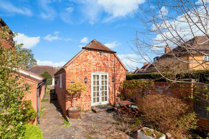 1 Bedroom Flat To Rent In The Avenue, Worminghall, HP18