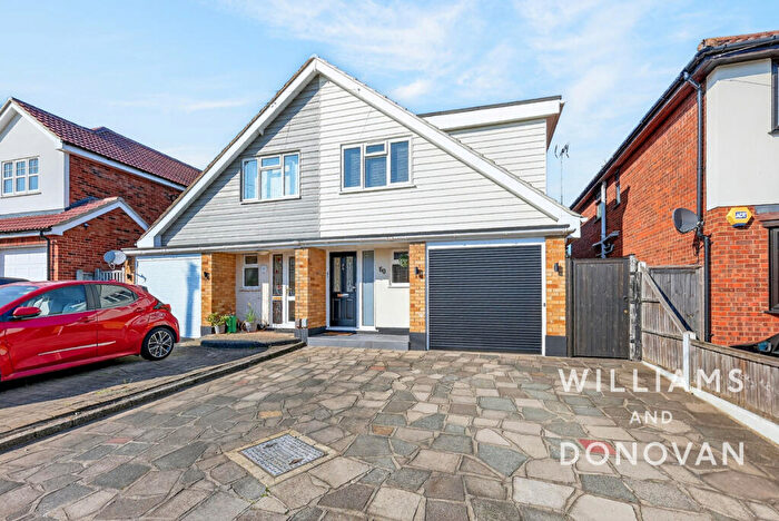 3 Bedroom Chalet For Sale In Wavertree Road, South Benfleet, SS7