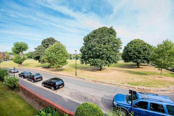 2 Bedroom Flat To Rent In Windmill Road, Turnham Green, London, W4